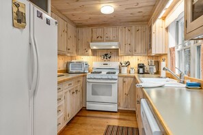 Private kitchen - Jordan Cottage by Sea Maine (Boothbay Harbor)
