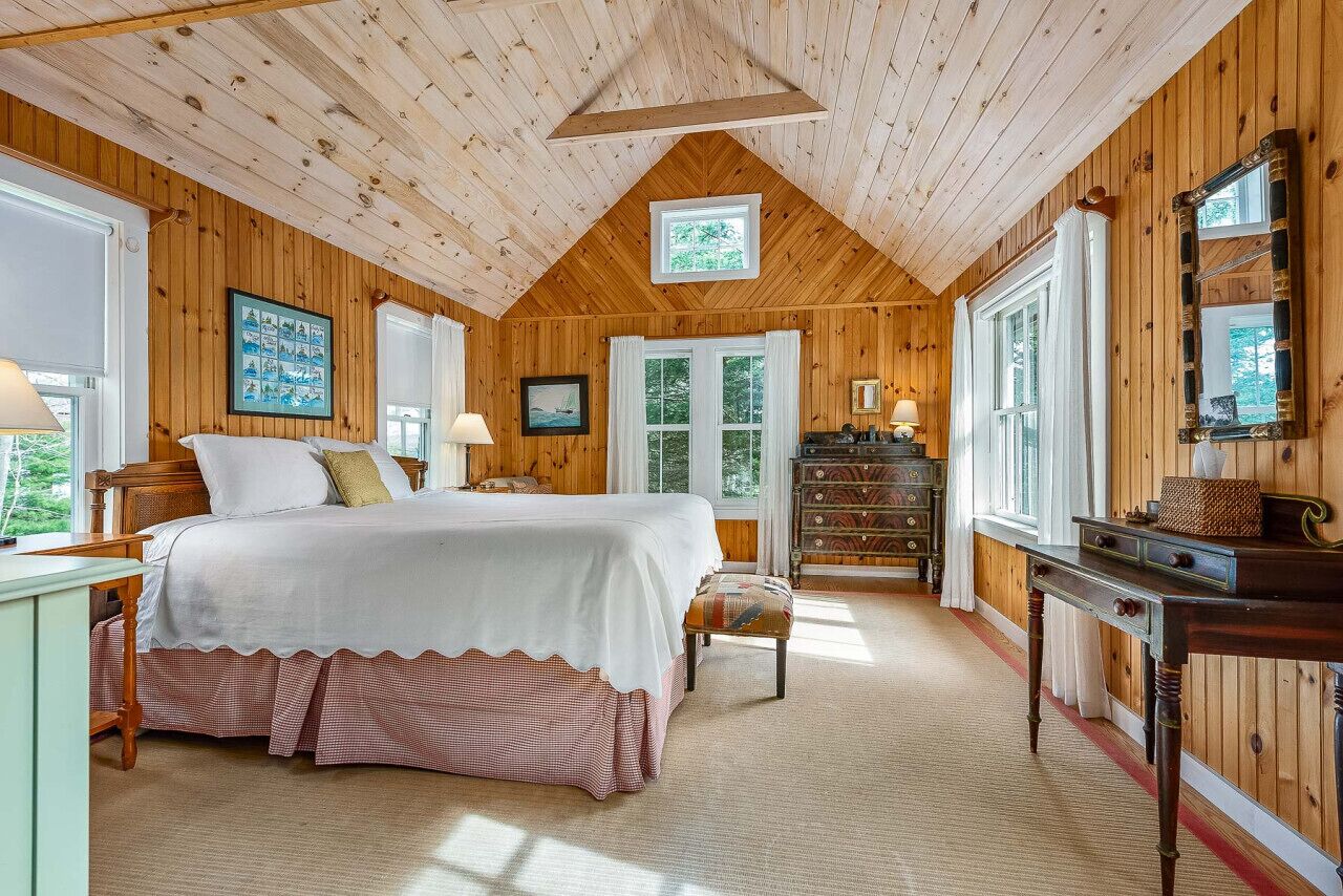 4 bedrooms, desk, iron/ironing board, free WiFi