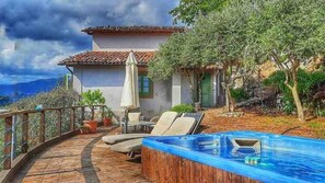 Outdoor spa tub - Tuscany, amazing view, private jacuuzi (Coreglia Anteminelli)