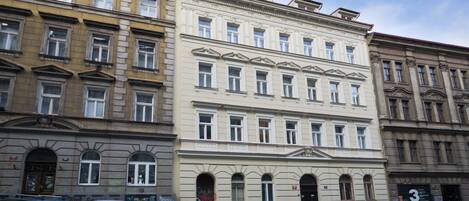 Vista frontal de la propiedad