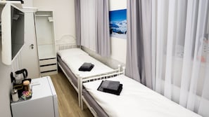 Economy-Zweibettzimmer | Verdunkelungsvorhänge, Bügeleisen/Bügelbrett, kostenloses WLAN