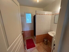 Dusche, Haartrockner, Handtücher, Toilettenpapier