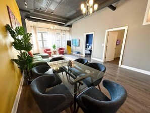 Interior - McCormick Luxury 3B/2Ba Corner Oasis for up to 8 guests with optional parking (Chicago)