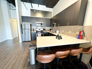 Fridge, microwave, oven, stovetop - McCormick Luxury 3B/2Ba Corner Oasis for up to 8 guests with optional parking (Chicago)