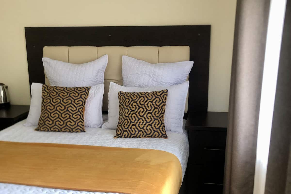 Basic Single Room | 1 bedroom, blackout curtains, iron/ironing board, free WiFi