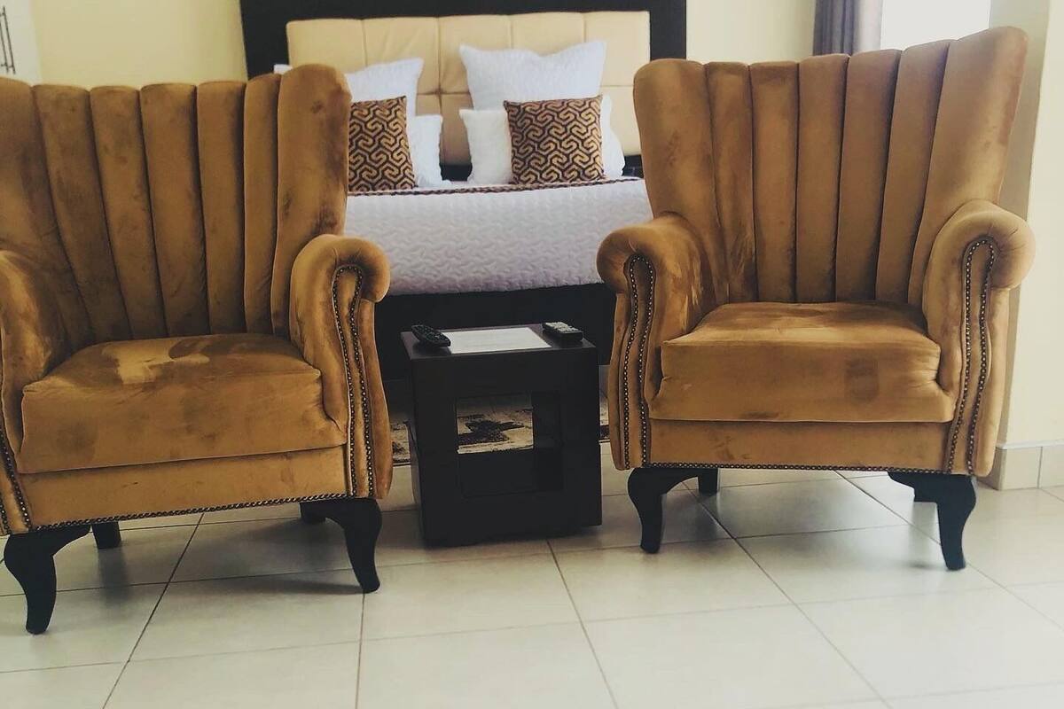 Deluxe Suite | 1 bedroom, blackout curtains, iron/ironing board, free WiFi