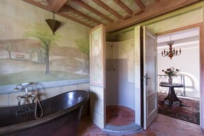 Haartrockner, Handtücher, Seife, Toilettenpapier