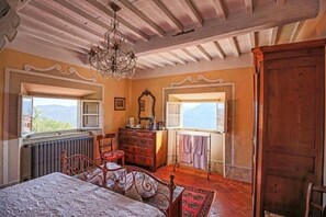 4 habitaciones, tabla de planchar con plancha, wifi y ropa de cama 