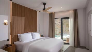 Habitación de hotel moderna con una cama grande, un revestimiento de pared de madera, un ventilador de techo y vistas al exterior.