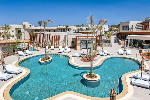 Außenpool (je nach Saison geöffnet), Sonnenschirme, Liegestühle