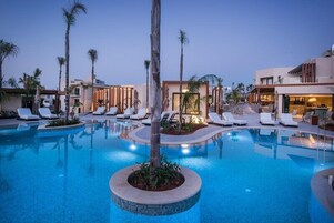 Seasonal outdoor pool, pool umbrellas, sun loungers
