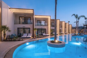 Una piscina al aire libre de temporada, sombrillas