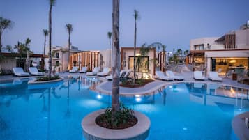 Seasonal outdoor pool, pool umbrellas, sun loungers