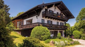 Exterior - Ferienwohnung 1, Ruhige Lage, Sep. Schlafräume, Balkon 65 qm (Prien am Chiemsee)