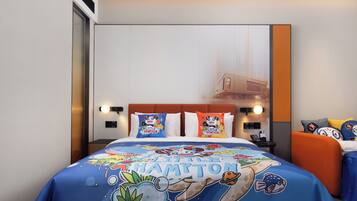 Una habitación de hotel con una cama que presenta un cubrecama azul con el texto 'Little Hampton' e ilustraciones, un cabecero rojo y vistas de un puente a través de una ventana.