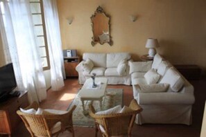 Living area - Villa Paradiso,stunning views+gardens,heated pool (Coreglia Anteminelli)