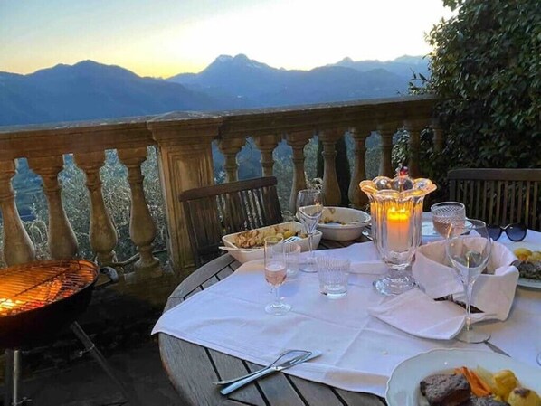 Outdoor dining