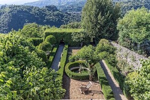 Property grounds - Villa Paradiso,stunning views+gardens,heated pool (Coreglia Anteminelli)