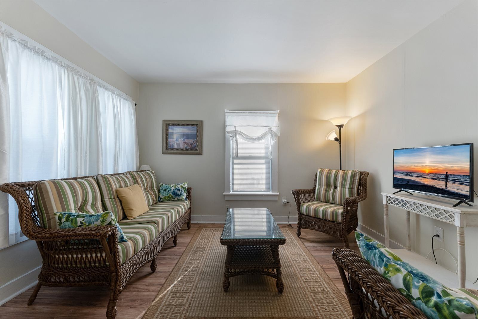 Cozy 2 Bedroom Condo Near Great Dining Options