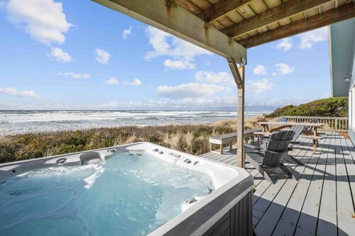 Unreal Panoramic Oceanfront and Beach Views, Hot Tub, New Game Room, Fire-table, 1/2 Mile to Town