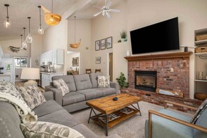 Smart TV, chimenea y futbolito 