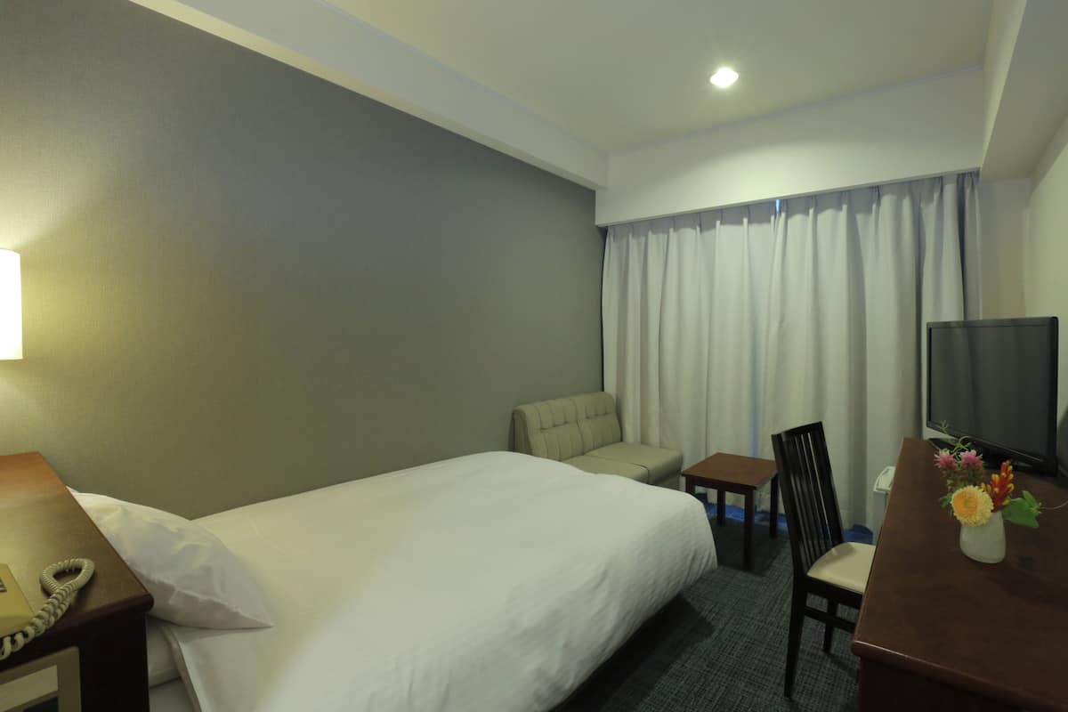 Down comforters, desk, free WiFi, bed sheets