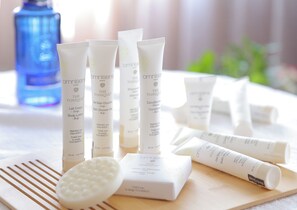 Ensemble douche/baignoire, sèche-cheveux, chaussons