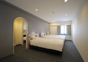 Cubrecamas, escritorio, wifi gratis y ropa de cama 