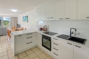 Microwave, oven, stovetop, highchair - Island Retreat Poinciana 105 (Hamilton Island)