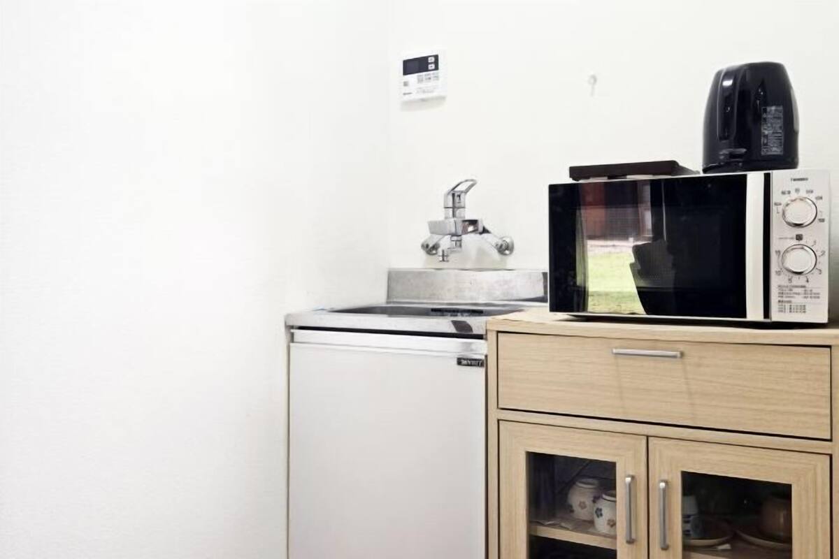 Cuina privada | Frigorífic petit i microones 