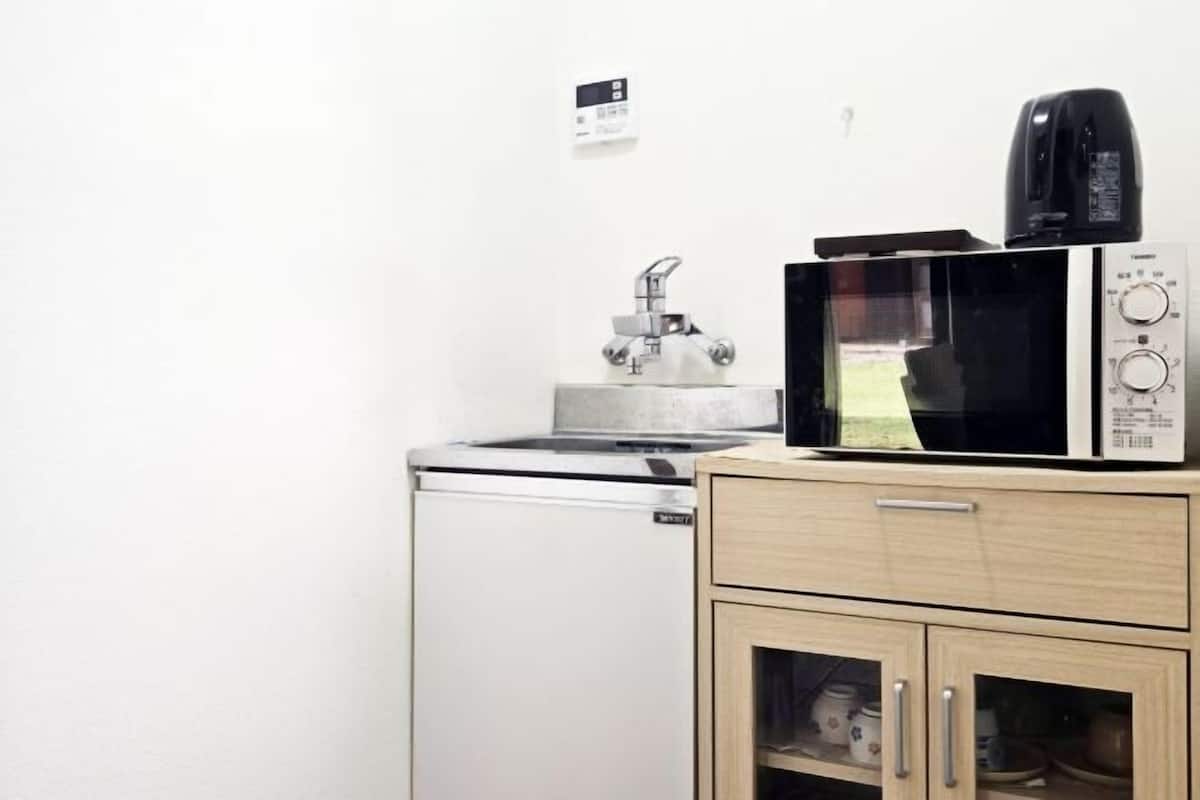 Private kitchen | Mini-fridge, microwave