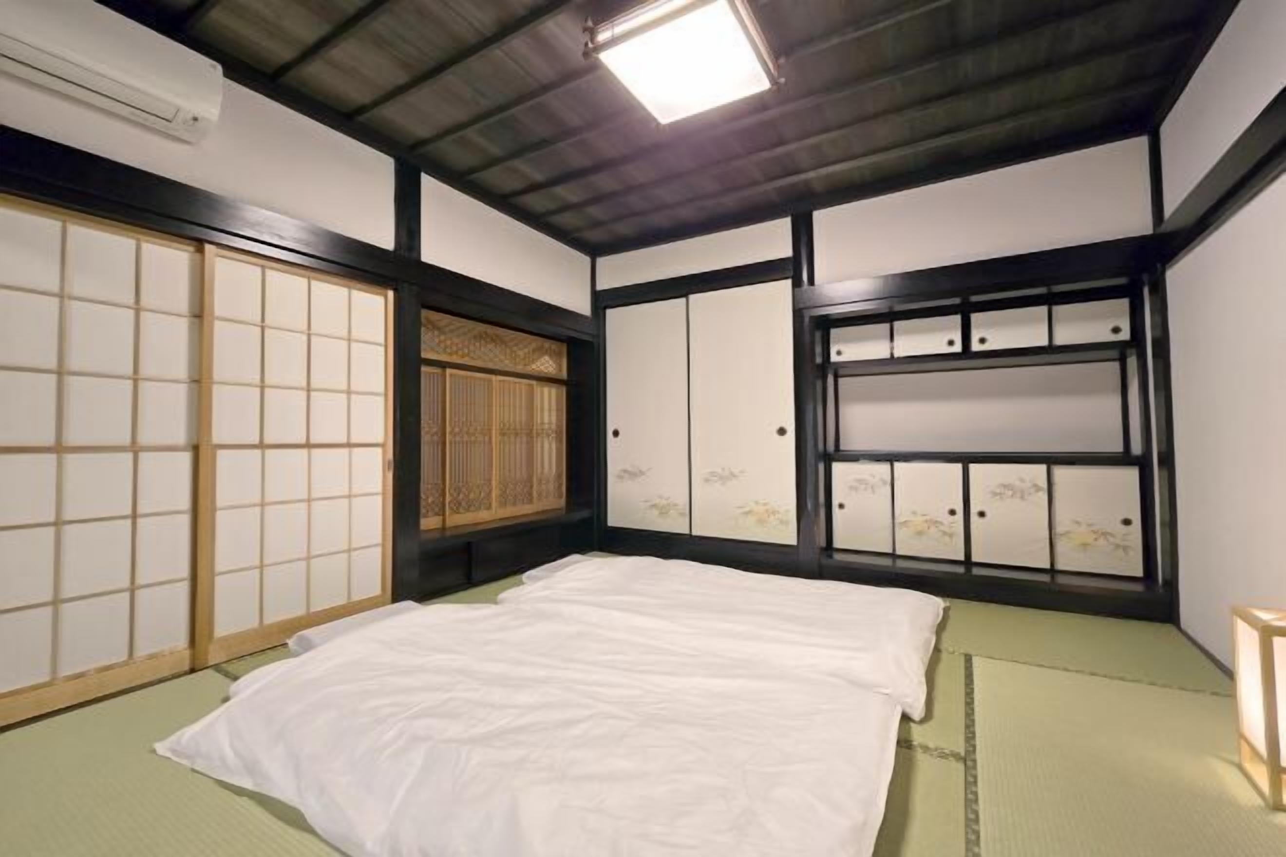 Cofres nos quartos, cortinas blackout, Wi-Fi de cortesia, roupa de cama