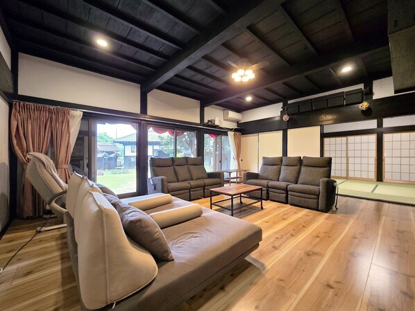 خزنة داخل الغرفة وستائر تعتيم وواي فاي مجانًا وملاءات أسرّة