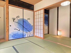 Hus i japansk stil | Safe på rommet, blendingsgardiner, wi-fi (inkludert) og sengetøy