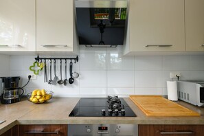 Fridge, microwave, oven, stovetop