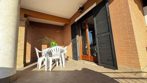 Outdoor dining - Evaguesthouse, familyfriendly bilevel with a large terrace, 10 minutes from Rome (Marino)