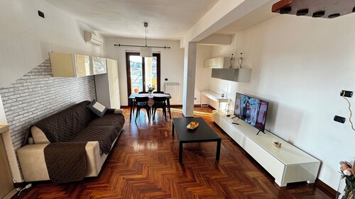 Evaguesthouse, familyfriendly bilevel with a large terrace, 10 minutes from Rome