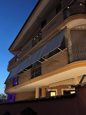 Exterior detail - Evaguesthouse, familyfriendly bilevel with a large terrace, 10 minutes from Rome (Marino)