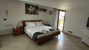 2 Schlafzimmer, Zimmersafe, Schreibtisch, Bügeleisen/Bügelbrett