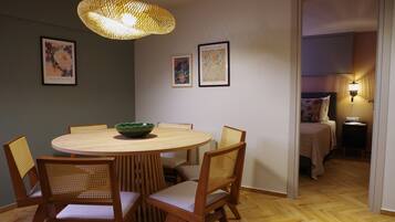 Comfort-Apartment | Schreibtisch, laptopgeeigneter Arbeitsplatz, schallisolierte Zimmer