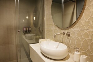 Dusche, Hydromassagedusche, Haartrockner, Hausschuhe