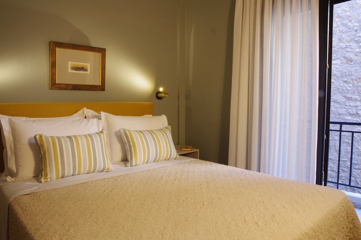 Classic Apartment | 1 bedroom, desk, laptop workspace, soundproofing