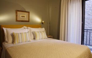 Escritorio y espacio para trabajar con laptop 