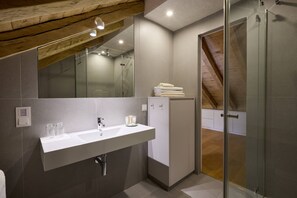 Dusche, Haartrockner, Handtücher, Seife