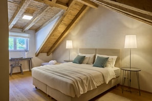 7 bedrooms, in-room safe, desk, iron/ironing board