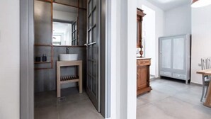 Un bagno moderno con uno specchio grande, un lavandino e un armadietto.