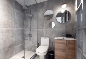 Haartrockner, Handtücher, Seife, Toilettenpapier