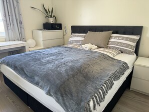 Comfort Room | Desk, laptop workspace, free WiFi, bed sheets