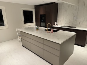 Réfrigérateur dans l'espace commun, bouilloire électrique