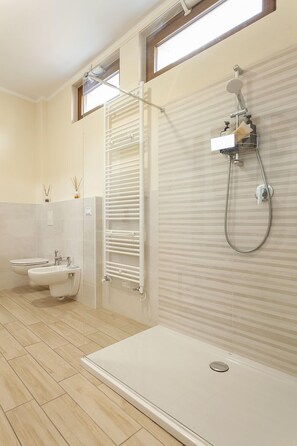 Hair dryer, towels - 3- Double room, 3 single beds, private bathroom. (Somma Lombardo)